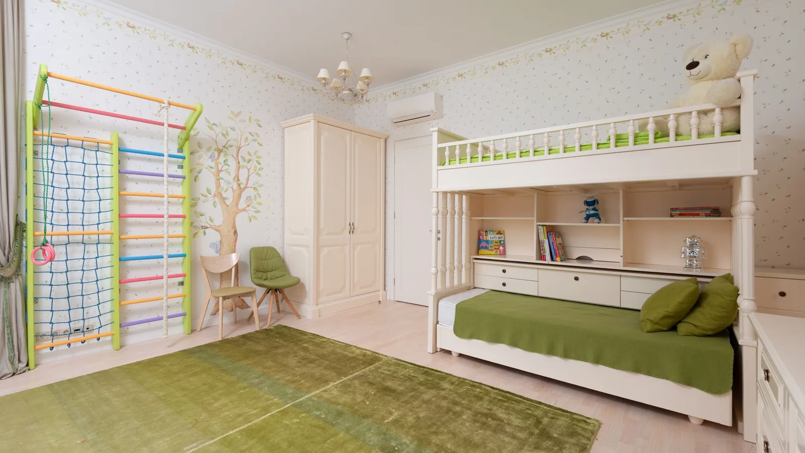 Kinderkamer inspiratie: lichte kamer met stapelbed, klimrek, boombehang en groen vloerkleed